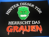 Hinter dieser Tür herrscht das Grauen (Türschild)
